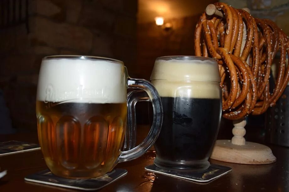 Šéf pivovaru Heineken vysvětluje, jak se nikdy nemá pít pivo: „Zabíjí to pěnu a ředí chuť.“