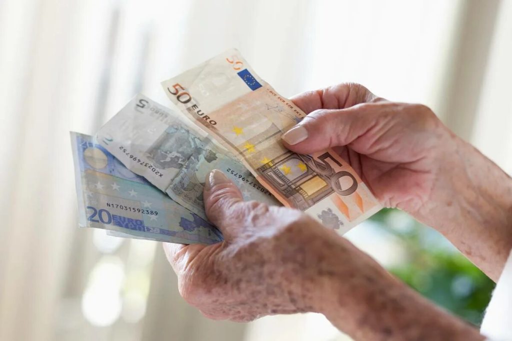 Soud neumožňuje učiteli pokračovat v práci do 70 let a zbavuje ho nároku na starobní důchod z důvodu neplacení pojistného