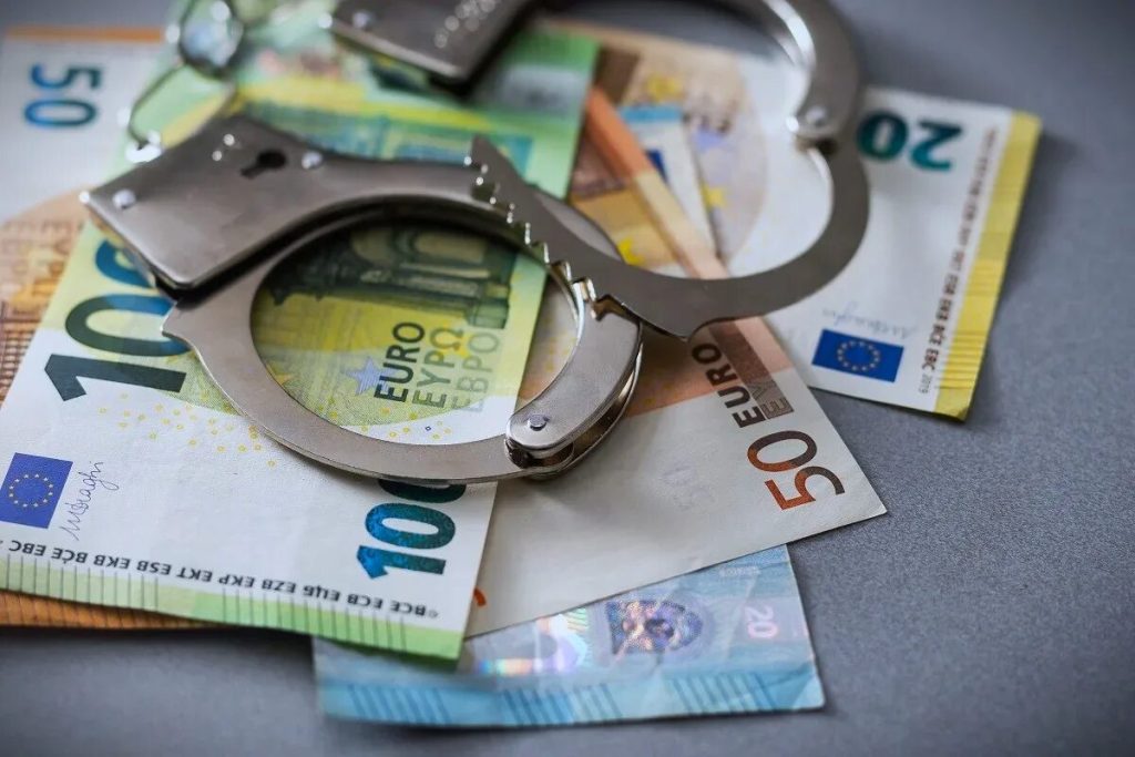 Prodal mobilní telefon za 700 eur a zjistil, že bankovky jsou padělané, pomocí fixy