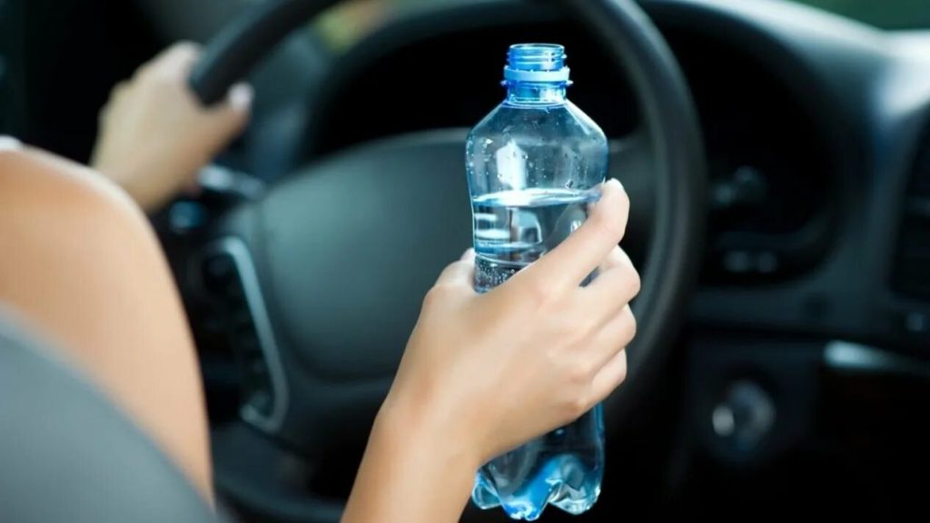 Odborník na bezpečnost potravin: „Nechat láhev s vodou na slunci v autě se zdá být neškodné, ale ve skutečnosti je to koktejl z migrovaných plastů, mikroplastů, bakterií a nepříjemné chuti.“