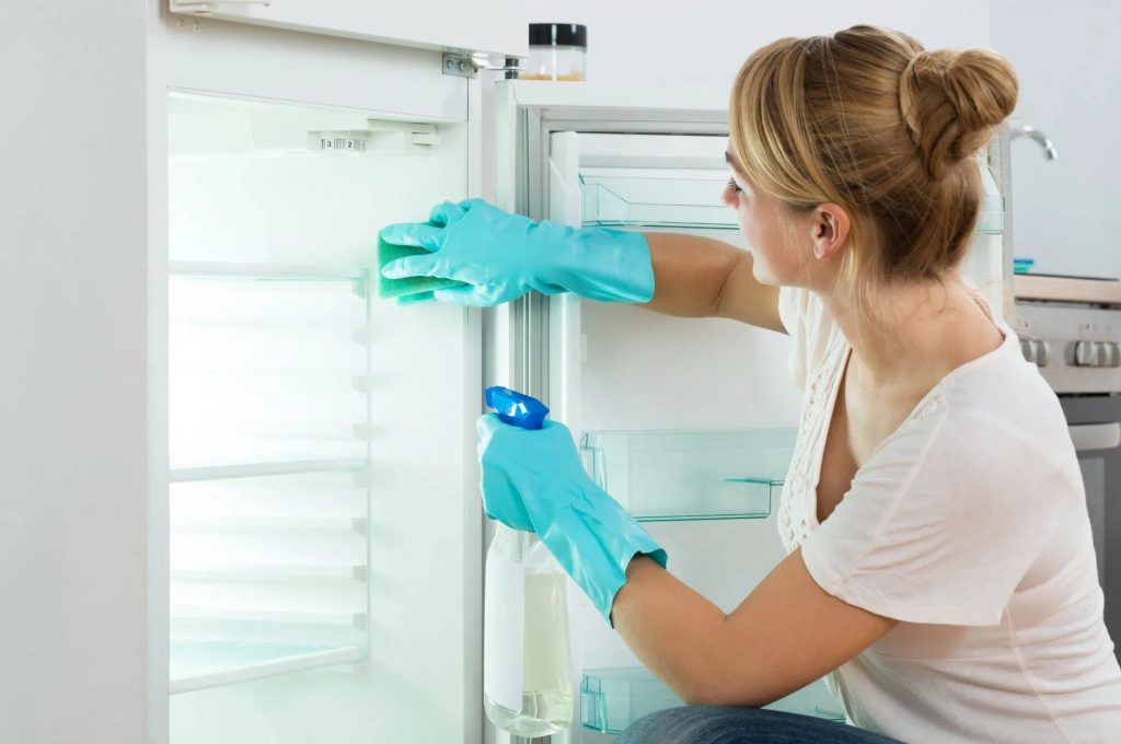 Stačí 2 ingredience, aby lednička zářila čistotou. Bez chemikálií a nepříjemného zápachu