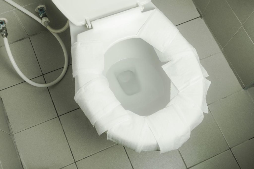 Je lepší položit papír na sedátko veřejného toalety nebo ho použít v podřepu?