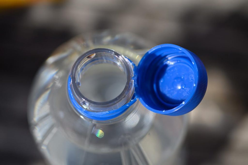Jedno neodstranitelné víčko nestačilo: plastové láhve čekají další změny