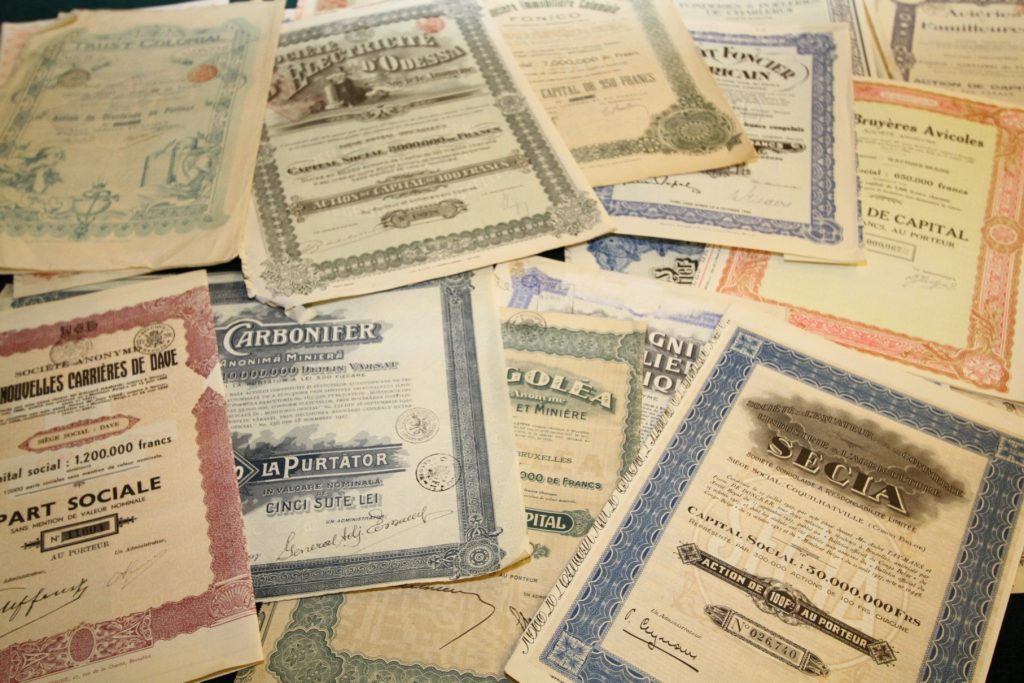 Koupil starý nábytek za 200 eur a v zásuvkách objevil 200 000 eur v italských státních dluhopisech