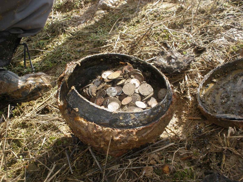 Klidně oral své pole, až narazil na poklad v hodnotě 3 milionů eur ve zlatých mincích z dob občanské války.