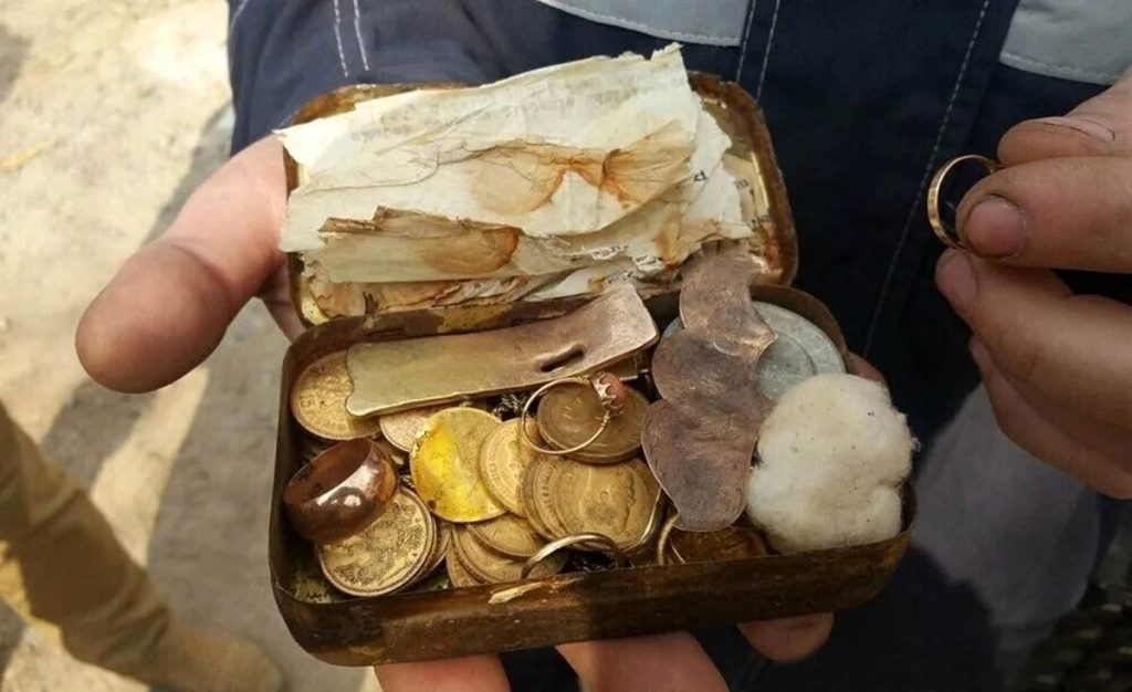 Exkurzanti vystoupali na horu a našli dvě hliněné konvice z roku 1808: poklad v hodnotě více než 300 000 eur.