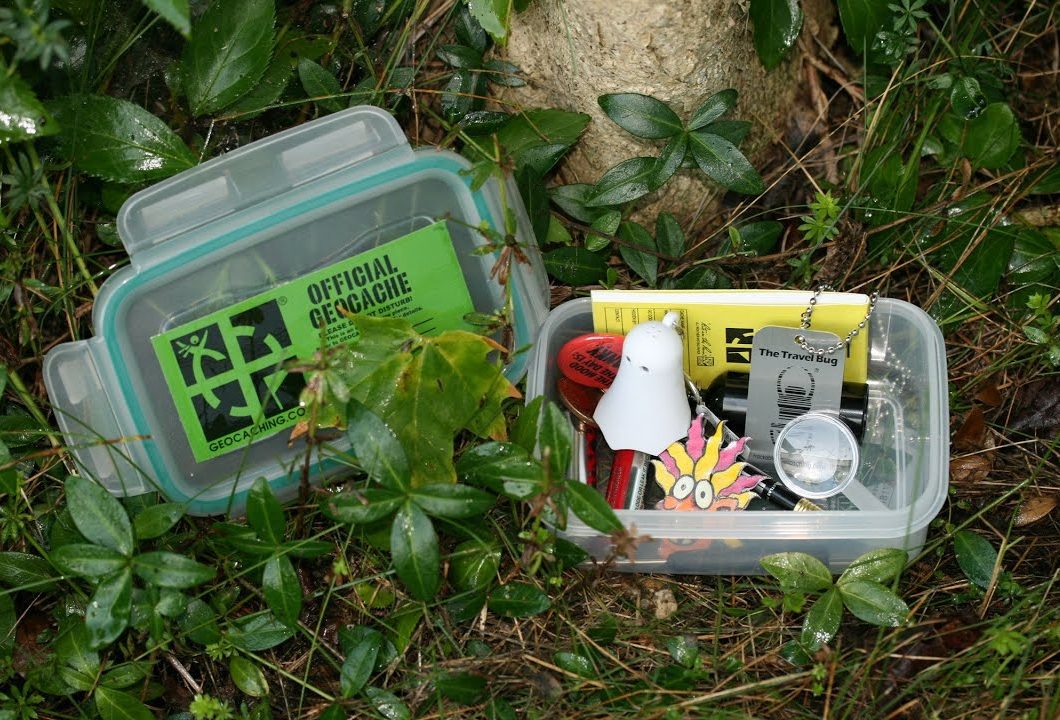 25 let geocachingu, celosvětové hry „hledání pokladu“, které se účastní více než 3 miliony lidí