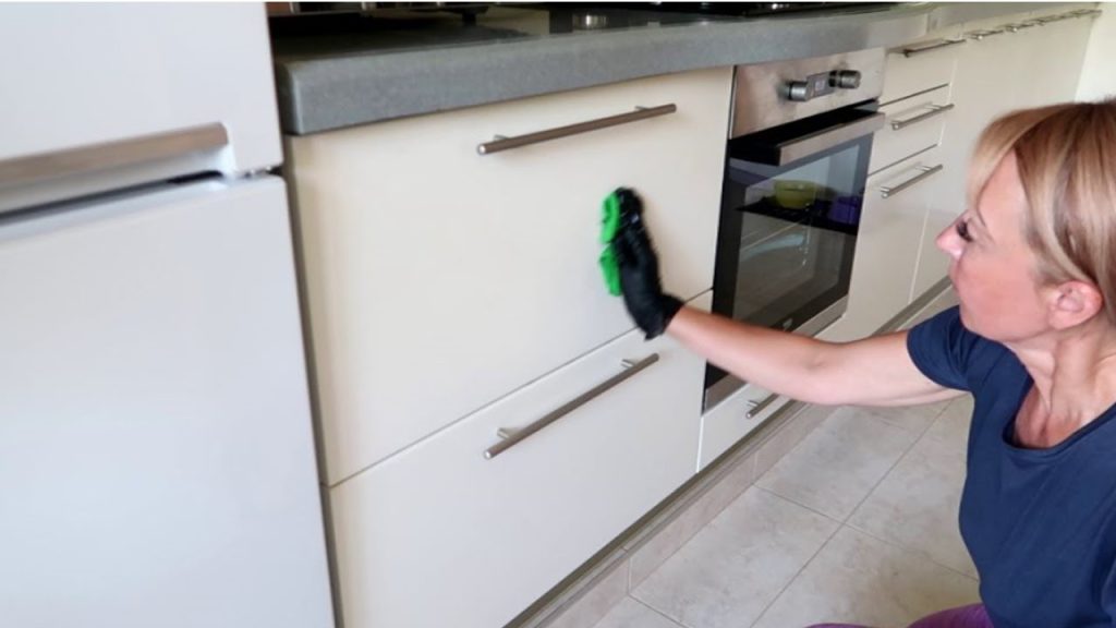 Neocenitelná rada, jak snadno odstranit mastnotu ze všech kuchyňských skříněk