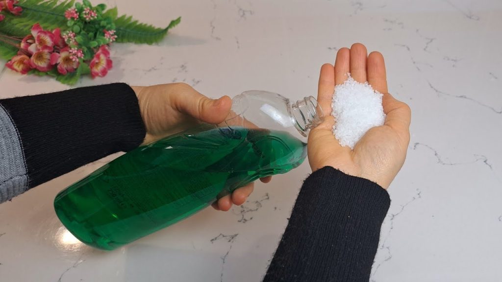 Trik se solí v prostředku na mytí nádobí: kouzelný koktejl.