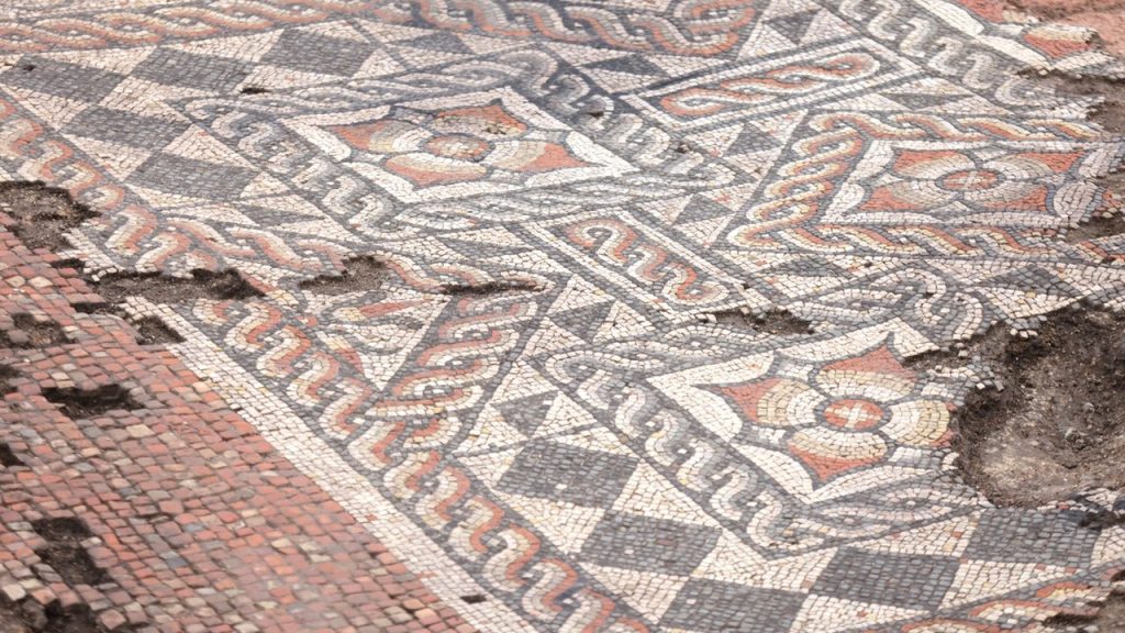 Archeologové tomu nemohou uvěřit: ve Francii byla objevena nedotčená římská mozaika, „hodná muzea“.