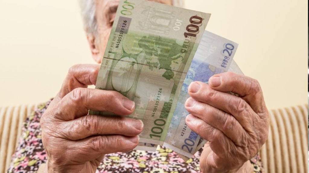 Odchod do důchodu v roce 2025: stovky lidí zůstávají měsíce bez prostředků. „Umíráme, aniž bychom dostali jediný cent.“