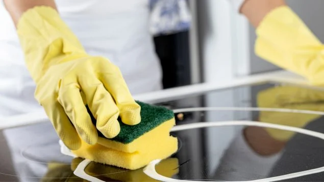 Žádný ocet, žádná jedlá soda: jednoduchá rada od profesionálů, která pomůže vaší keramické varné desce vypadat jako nová