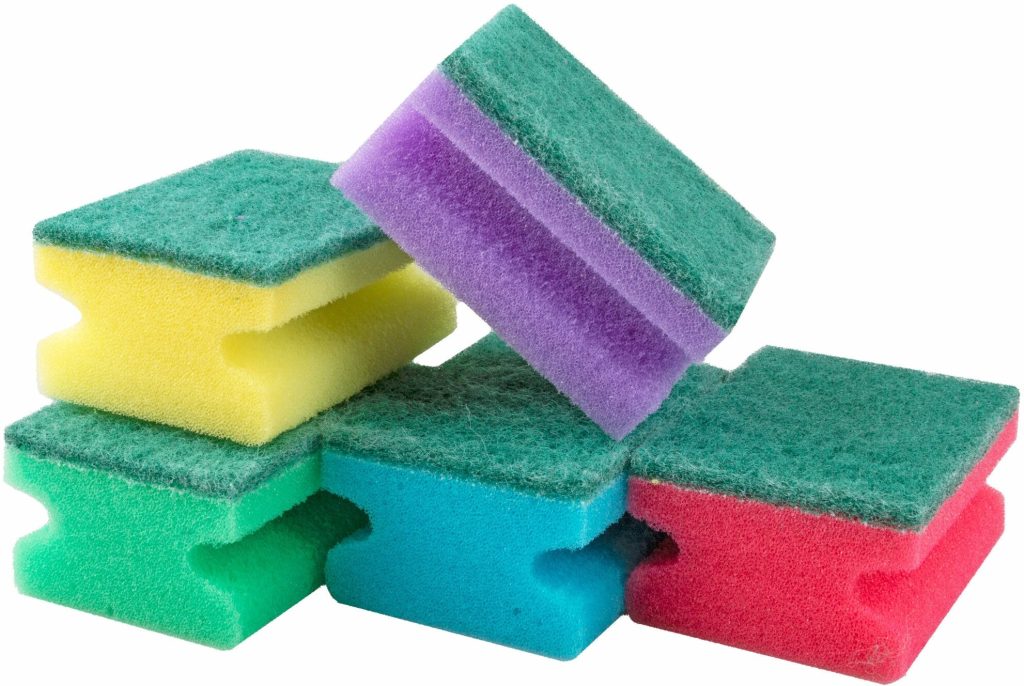 Stačí jeden jednoduchý krok, aby houbičky zůstaly déle čisté a zajistily hygienu v kuchyni