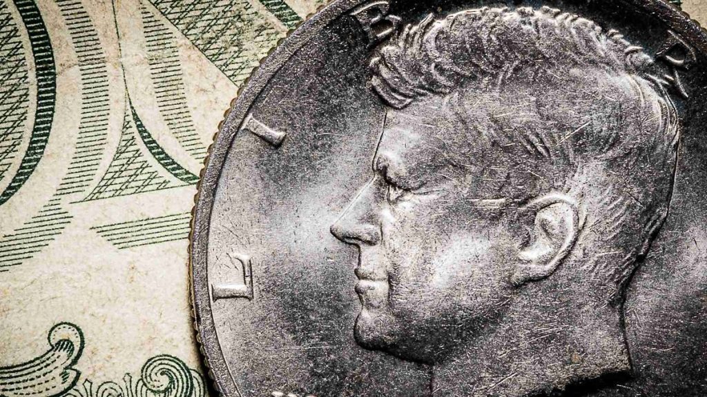 Půldolarová mince s vyobrazením Kennedyho, jejíž hodnota se odhaduje na 5,9 milionu dolarů, je stále v oběhu