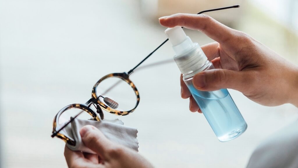 Geniální tipy na čištění brýlí bez hadříku a tekutiny podle optika