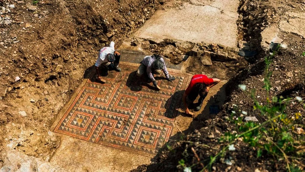 Archeologové tomu nemohou uvěřit: ve Francii byla objevena nedotčená římská mozaika, „hodná muzea“.