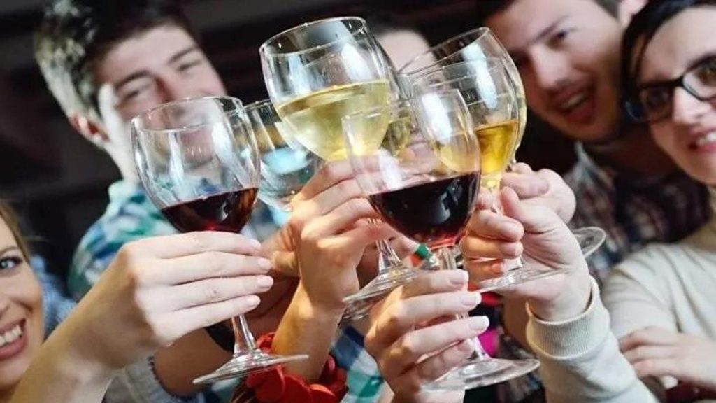 Lékárníci varují před nebezpečím konzumace alkoholu při užívání léků: „Může to zesílit vedlejší účinky.“