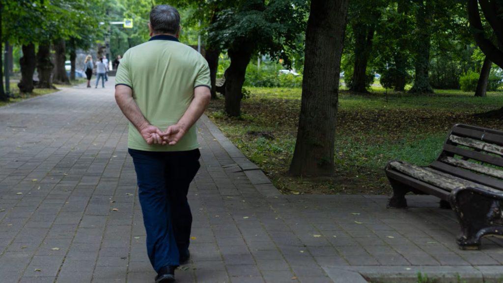 Co znamená chodit s rukama za zády podle psychologie