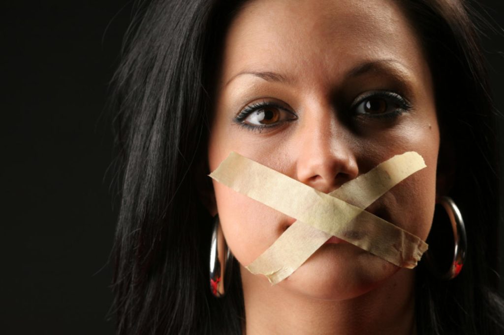 Co znamená, když člověk mlčí, aby se vyhnul konfliktům, z pohledu psychologie