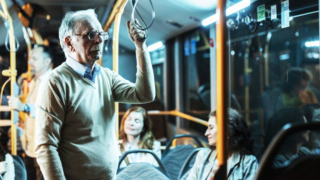 Odmítnutí uvolnit místo staršímu člověku v hromadné dopravě: gesto souhlasu nebo známka poklesu společenských hodnot?
