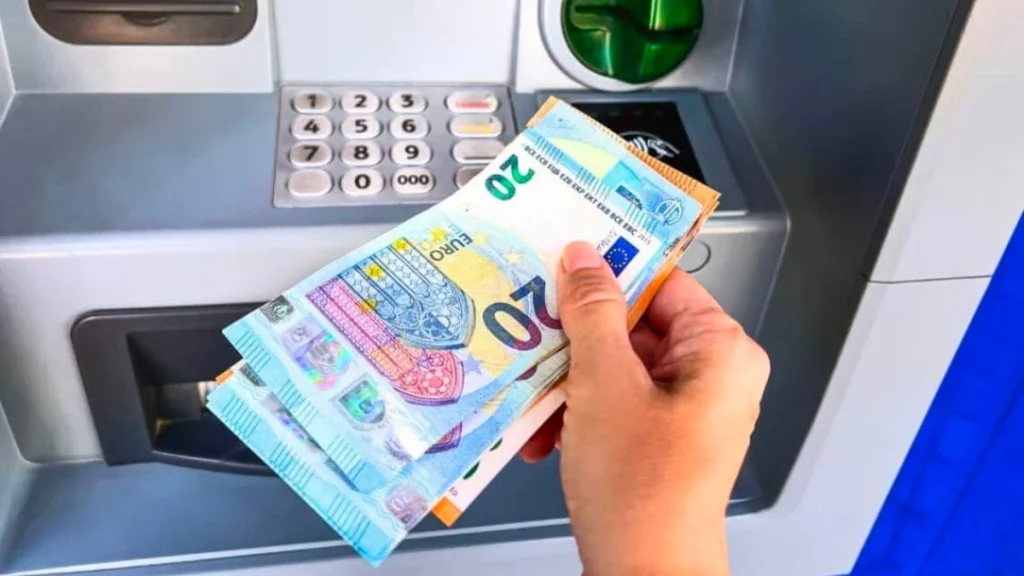 Velké změny v bankomatech. Přestanou přijímat karty. Jak teď vybírat hotovost?