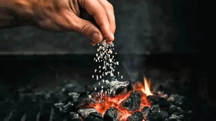 Proč sypat sůl na uhlí při přípravě barbecue a proč se to doporučuje