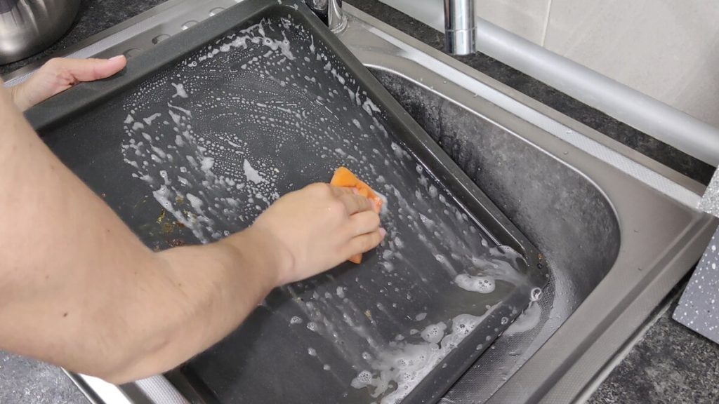 Žádné tukové spalovače ani ocet: profesionální trik, jak plech na pečení vypadat jako nový