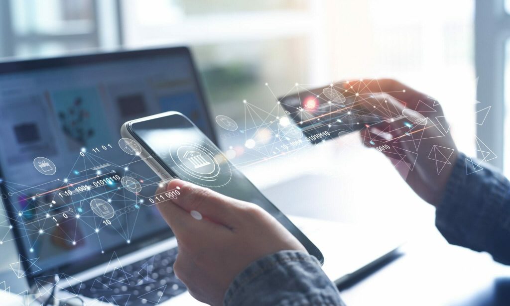 Sofistikovaný podvod, který pomocí mobilních telefonů vyprázdňuje bankovní účty prostřednictvím bankomatů