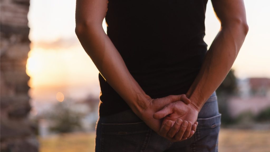 Pokud chodíte s rukama za zády, podle psychologie máte tři společné rysy