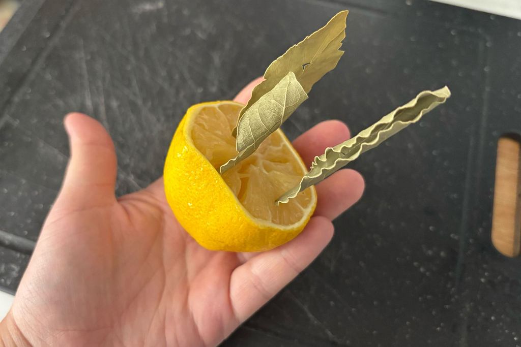 Vložte několik bobkových listů do citronu. Tato kombinace je opravdovým hitem. Promění váš domov během několika minut.