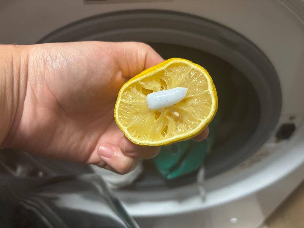 Vytlačte zubní pastu na citron. V mžiku se zbavíte „smradlavého“ problému.
