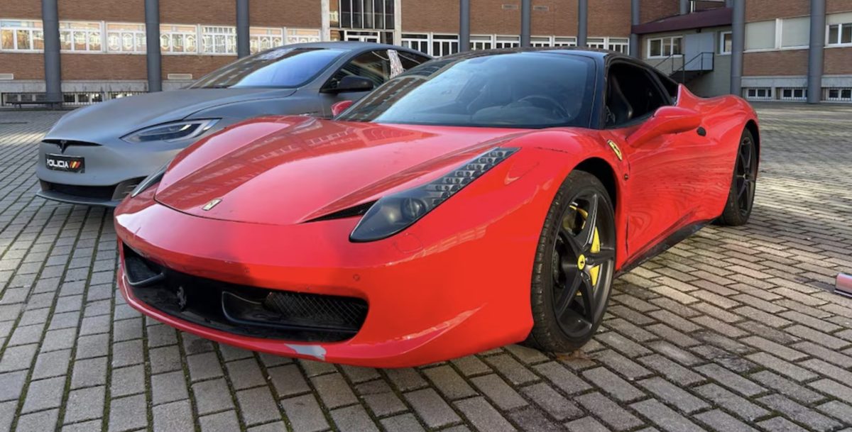 Francouzský pár obdržel státní dotaci 36 000 eur, přestože měl ve vlastnictví 34 automobilů, luxusní hodinky a další cennosti.