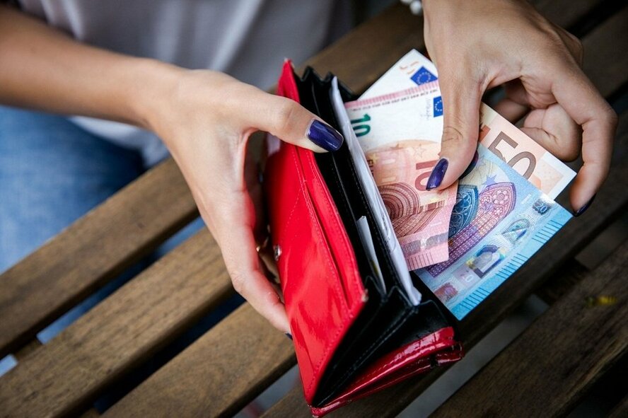 Pokud už nechcete žít od výplaty k výplatě, vyřaďte těchto 8 nákupů ze svého každodenního života