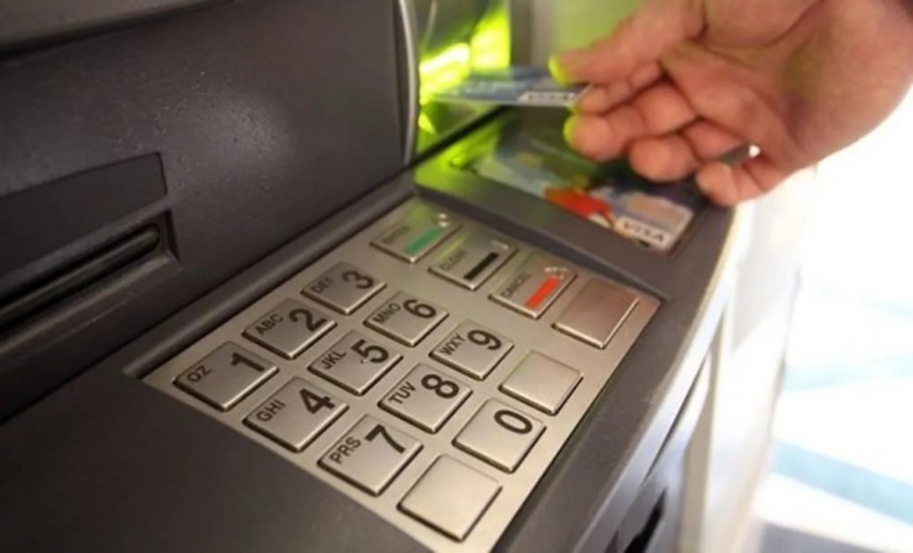 Zadejte reverzní PIN kód do bankomatu. Vysvětlíme vám, co se stane dál.
