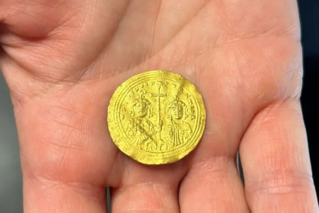 Náhodný nález může změnit historii krále Vikingů: krásná byzantská zlatá mince byla po tisíci letech nalezena „jako nová“.