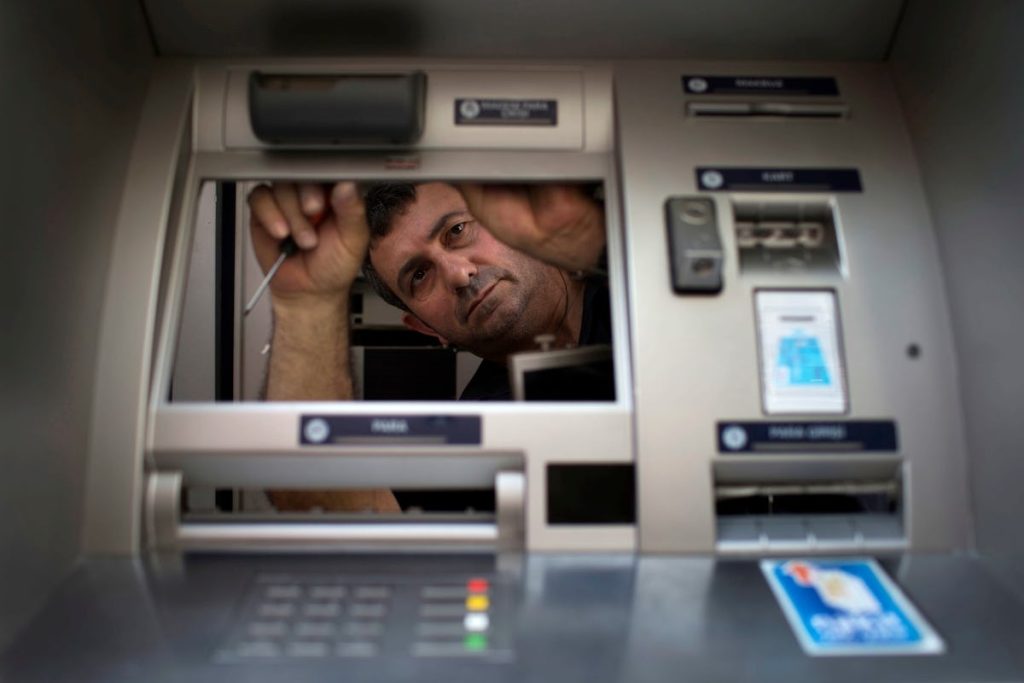 Muž našel v bankomatu zapomenutých 500 eur a zachoval se příkladně.