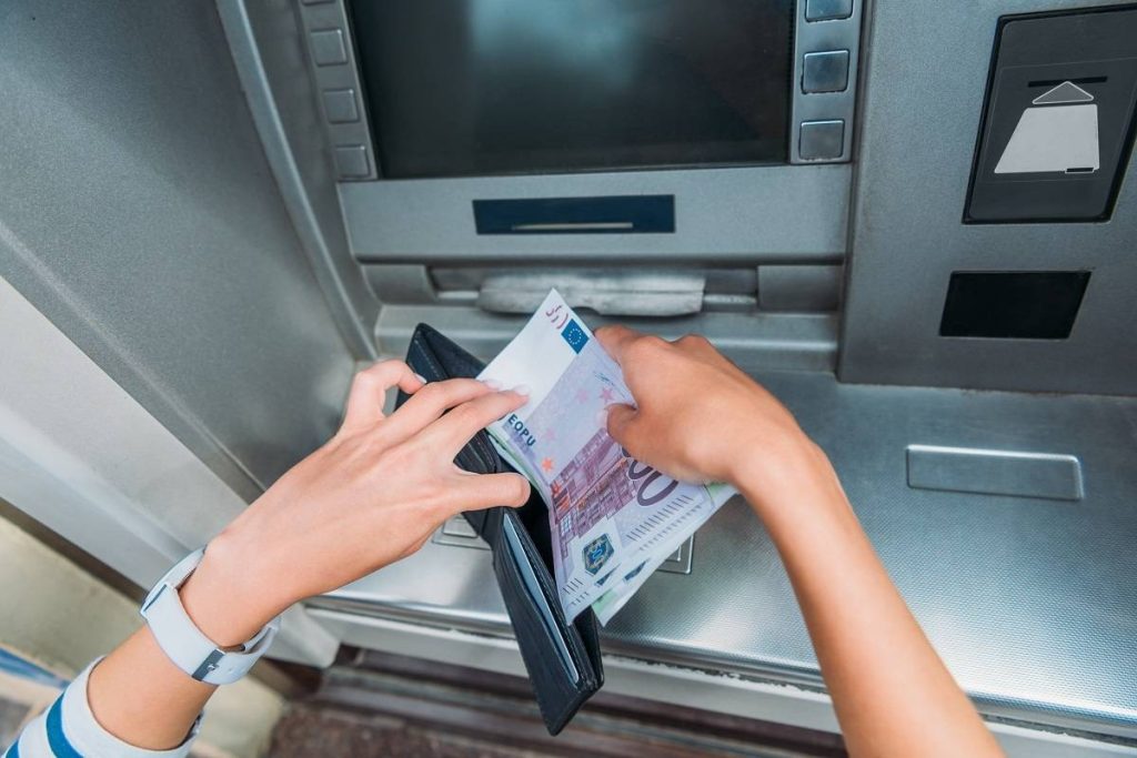 Muž našel v bankomatu zapomenutých 500 eur a zachoval se příkladně.