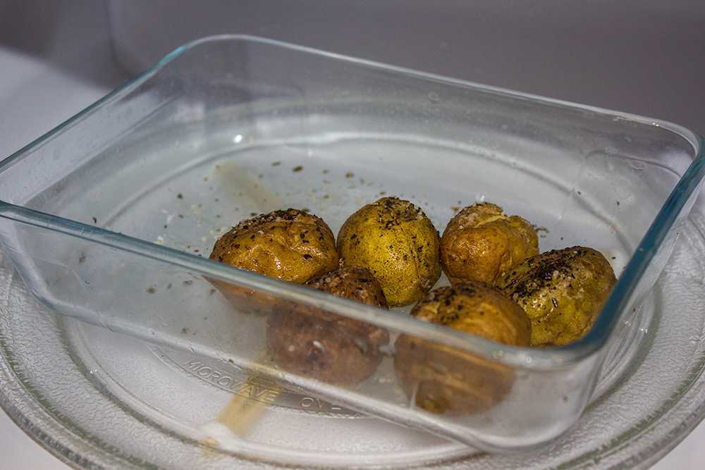 Gastronomický expert: „Pokud dáte brambory zabalené do mokrého papíru na pět minut do mikrovlnné trouby, získáte dokonale uvařené brambory bez zbytečné námahy.“